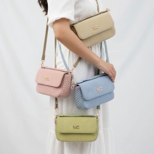 Alternative view of Bandolera con solapa Noco trenza azul pastel