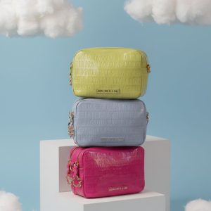 Alternative view of Bandolera Agatha Ruiz de la Prada  monograma charol lima