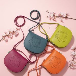 Alternative view of Bandolera Agatha Ruiz de la Prada con tapa flor calada naranja