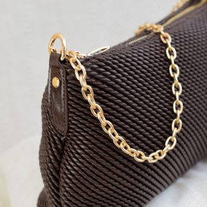 Alternative view of Bolso baghette Noco texturizado chocolate